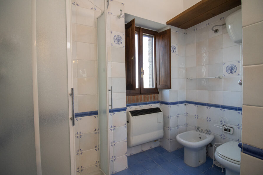Italy Abruzzo Torre Mannella apartment La Torretta bathroom