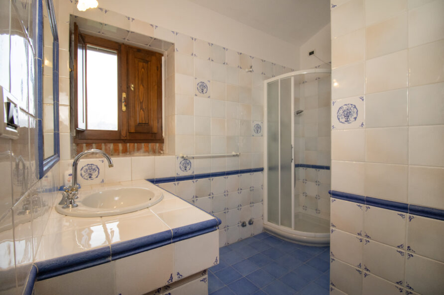 Italy Abruzzo Torre Mannella apartment La Torretta bathroom