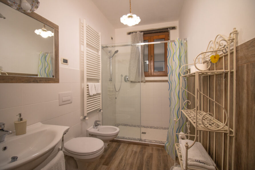 Italy Abruzzo Torre Mannella apartment La Loggia bathroom