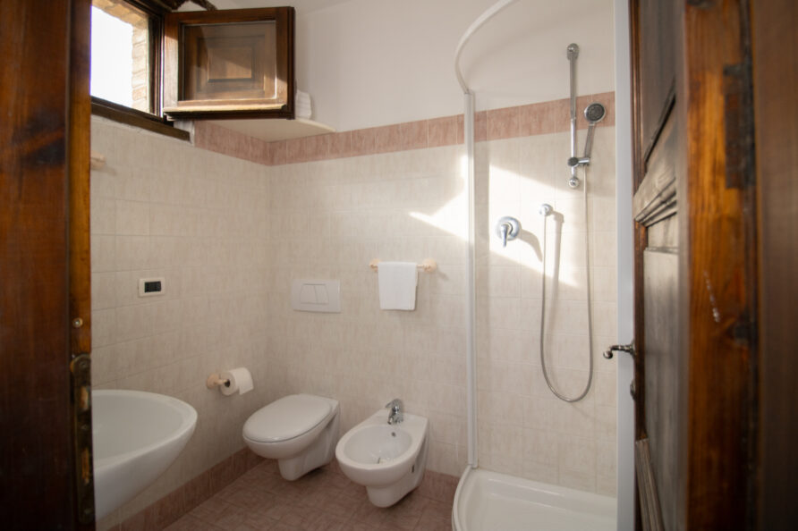 Italy Abruzzo Torre Mannella apartment stables bathroom