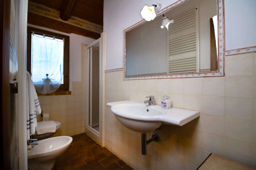 Italy Abruzzo Torre Mannella apartment La casa Di Dante bathroom