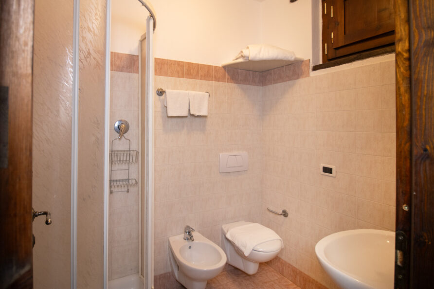 Italy Abruzzo Torre Mannella apartment stables bathroom