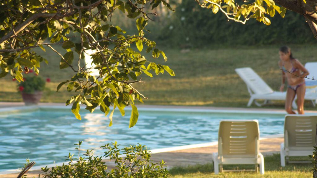 Swimmingpool Torre Mannella sunbeds